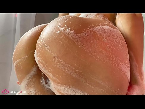 ❤️ Brunette o ipholla litho tsa botona kapa botšehali ho li khotsofatsa Pussy e nang le Vibrator ho ea ho Intense Orgasm in Shower ️ ❌️❤